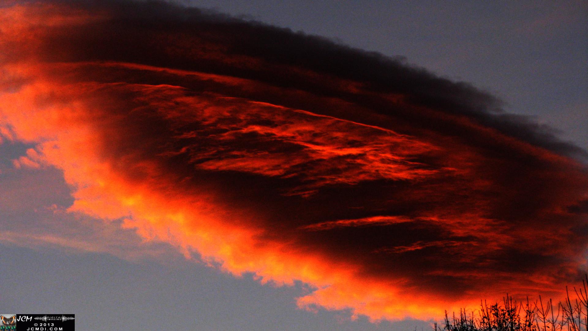 1-11-2008 Amazing UFO Lenticular cloud sunset with great under-lighting